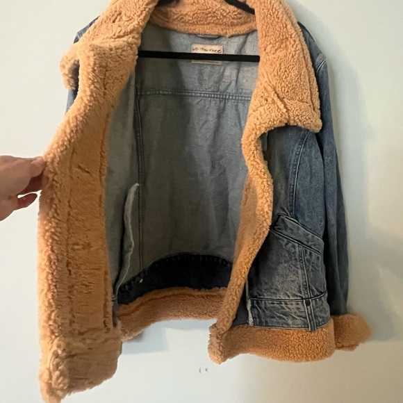 Free People Rylee Denim Jacket Faux Shearling Lined – Med Wash – Size Large NWT - Picture 7 of 11